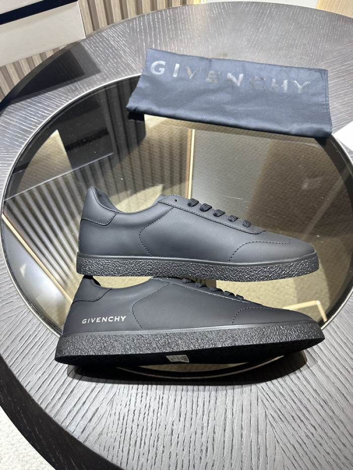 Givenchy Sneakers 660044