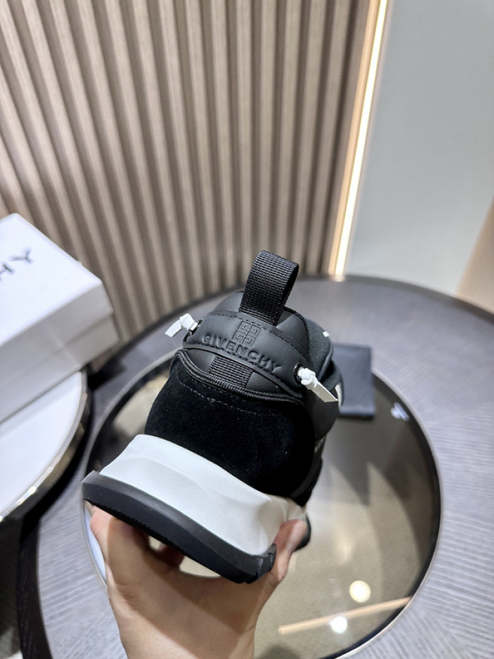 Givenchy Sneakers 660057